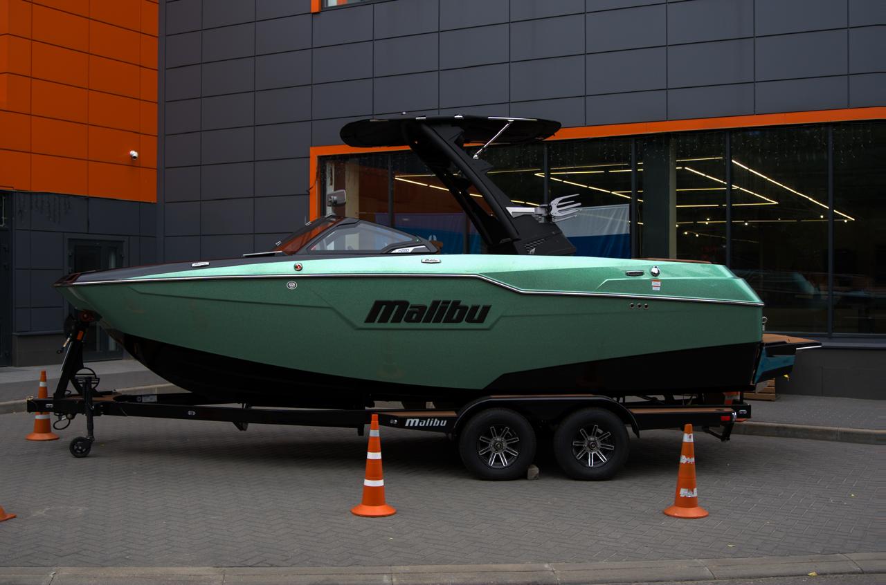 Катер-буксировщик Malibu M220 в наличии!